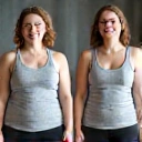 Persona mostrando resultados de pérdida de peso